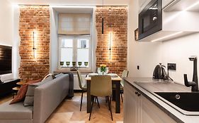 Charm & Comfort Renovated Gem In Old Town Sarego Apt B